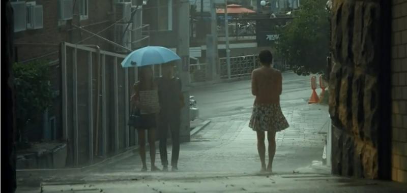 三人雨中尴尬相遇