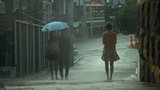 三人雨中尴尬相遇