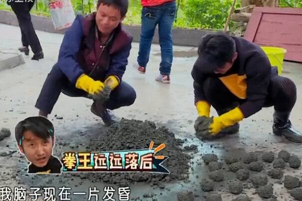 《女婿上门了》女婿上门了：邹市明做煤球 剧照