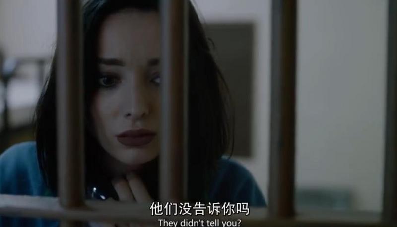 洛娜被关进监狱