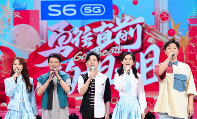 《快乐大本营》现场撒狗粮 看何老师的反应