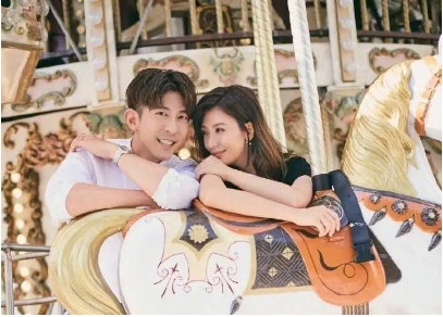 没想到那么甜蜜的贾静雯修杰楷夫妇，撒狗粮没拼过吴敏霞