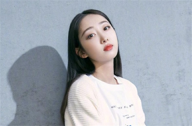 尹正提礼品现身蒋梦婕小区 疑似好事将近？