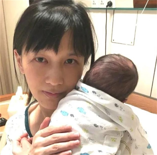 papi酱孩子随父亲姓被骂“强奴劲驴” 网友：独立女性人设崩塌