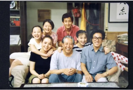 他在美国学会情景喜剧，回国后和梁左研究美剧拍出《我爱我家》