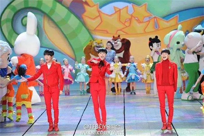 央视有多宠TFBOYS？演出穿的裤子图案独一无二，官方发糖最甜