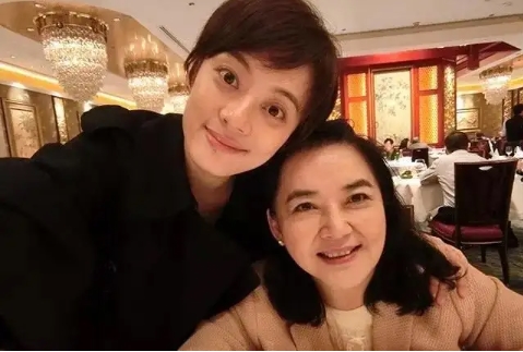 她是孙俪姨奶奶，美貌不输林青霞，60岁气质依旧。