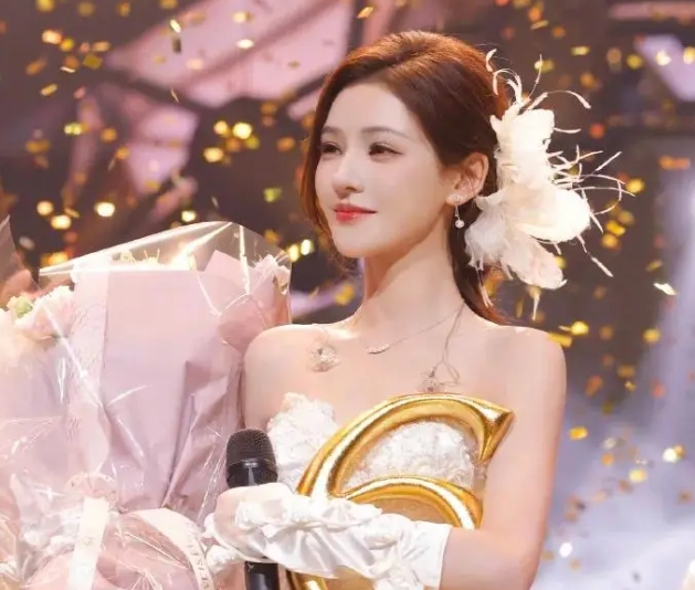 杨迪恭喜张予曦夺冠！她肤白貌美身材曼妙性感撩人